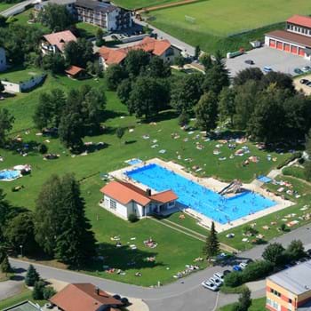 Luftbild vom Freibad Leider haben wir keinen Alternativtext zu diesem Bild, aber wir arbeiten daran.