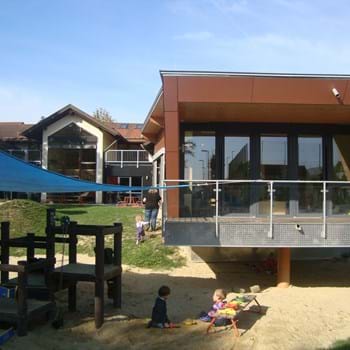 Kindergarten mit Sonnensegel Leider haben wir keinen Alternativtext zu diesem Bild, aber wir arbeiten daran.