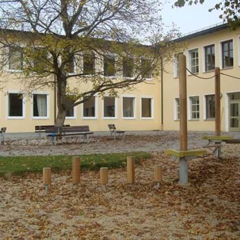 Schulhof Leider haben wir keinen Alternativtext zu diesem Bild, aber wir arbeiten daran.