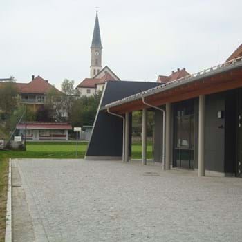 Schule Mensavorplatz Leider haben wir keinen Alternativtext zu diesem Bild, aber wir arbeiten daran.