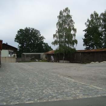 Vorplatz Leider haben wir keinen Alternativtext zu diesem Bild, aber wir arbeiten daran.