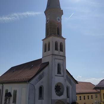Kirche Leider haben wir keinen Alternativtext zu diesem Bild, aber wir arbeiten daran.