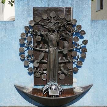 Franziskusbrunnen mit Baum Leider haben wir keinen Alternativtext zu diesem Bild, aber wir arbeiten daran.