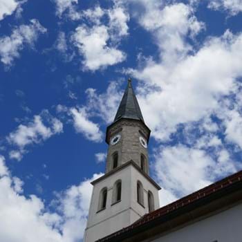 Kirchturm mit blauem Himmel Leider haben wir keinen Alternativtext zu diesem Bild, aber wir arbeiten daran.